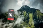 Berglandschaft mit clouds und einem Logo im Vordergrund