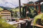 malerischer Außenbereich mit Tischen und üppigem Grün