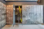 Metallspinde mit offenen Türen in einem modernen Innenraum