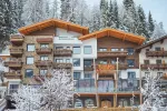 Schneebedecktes Chalet im Winterlandschaft