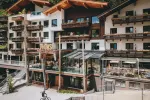 Holz- und Steingebäude mit Balkonen und Außenbereich