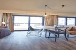 Geräumiges Interieur mit Sitzgelegenheiten und großen Fenstern