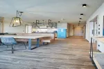 geräumiges Interieur mit Holzfußboden und Esstischen