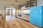 Moderne Küche mit blauem Kühlschrank und Holzboden