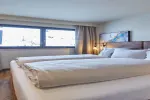 gut eingerichtetes Hotelzimmer mit großen Fenstern