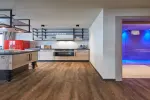 Moderne Küche mit roten Schränken und Holzboden