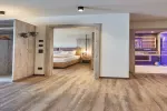 Innenansicht eines modernen Hotelzimmers mit Holzfußboden