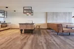 Modernes Café-Interieur mit Holzmöbeln und Fußboden