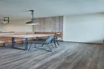 Moderne Essbereich mit Holztisch und Stühlen