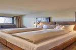 Hotelzimmer mit zwei Betten und natürlichem Licht
