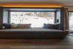 Modernes Zimmer mit Fenster und Sicht auf die Natur