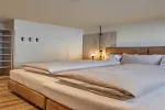 Modernes Schlafzimmer mit großem Bett und warmem Licht