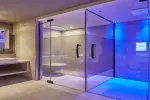 moderne Spa-Bereich mit Glastüren und blauer Beleuchtung