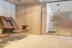 Moderne Sitzgelegenheiten in einem minimalistischen Innenraum