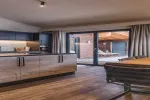 Moderne Kücheninterieur mit Holzschränken und großen Fenstern