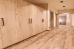 Innenflur mit Holzwänden und Boden, minimale Beleuchtung