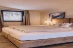 Modernes Schlafzimmer mit einem großen Doppelbett und Fenster