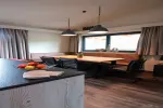Moderne Esszimmer mit großem Tisch und stilvollem Dekor