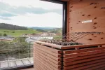 Innenansicht eines Holzbalkons mit landschaftlicher Aussicht