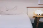 Schlafzimmerinterieur mit einem Bett und einer Nachttischlampe