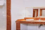 modernes Badezimmer mit Holzdetails und einem Waschbecken