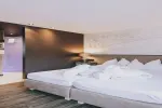 Modernes Hotelzimmer mit großem Bett und minimalistischem Design
