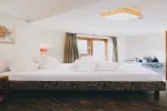 ein geräumiges Schlafzimmer mit einem großen Bett und natürlichem Licht