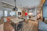 Moderne Wohnung mit Esstisch, Küche und Sitzecke