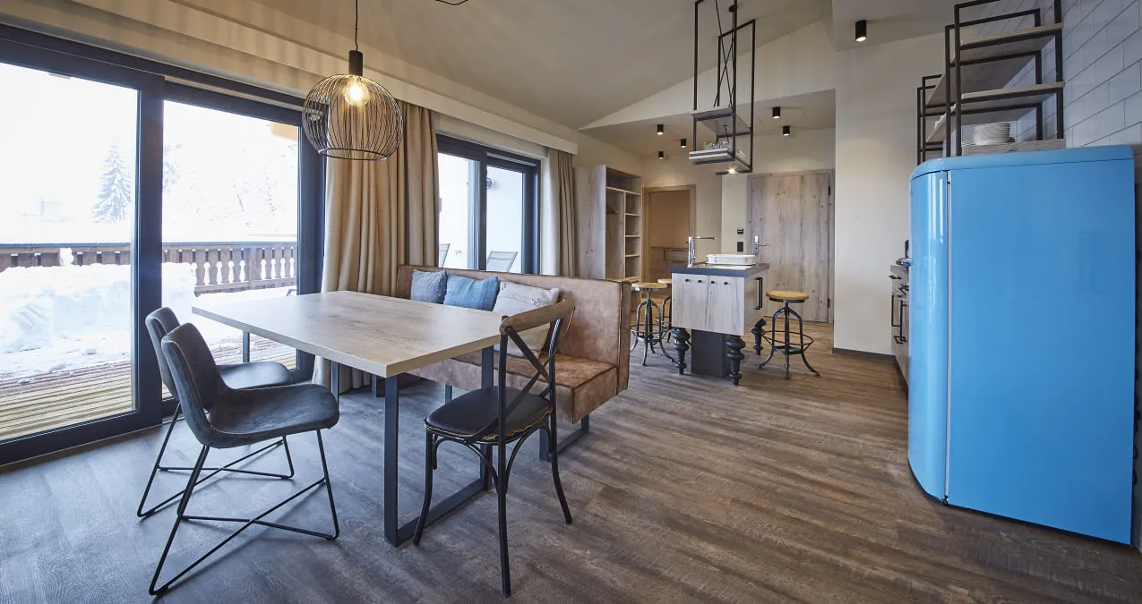 Moderne Küche und Essbereich mit einem blauen Kühlschrank und Holzdekor