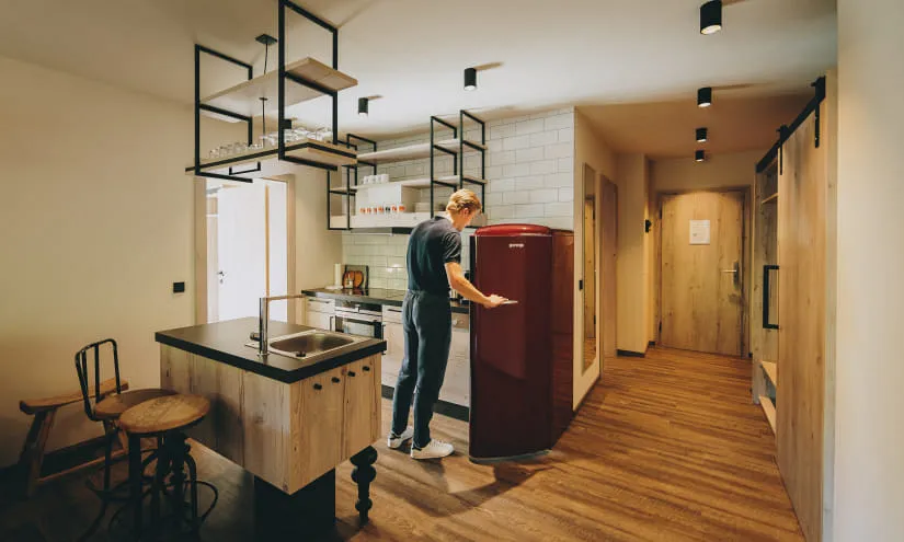 Moderne Küche mit Holzelementen und rotem Kühlschrank