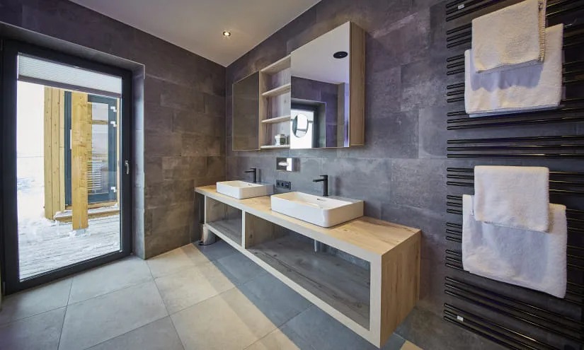 Modernes Badezimmer mit Doppelwaschtisch und Handtüchern
