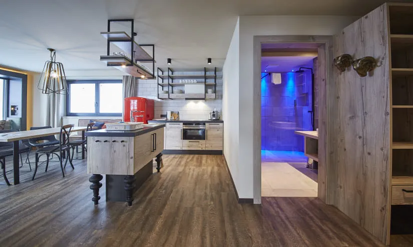 Moderne Küche mit Holzschränken und stilvoller Beleuchtung