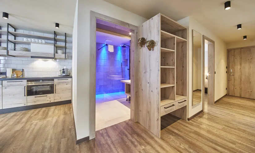 Moderne Wohnung mit Holzregalen und beleuchtetem Badezimmer
