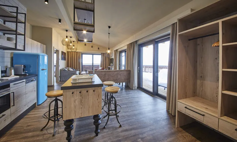 Moderne Küche mit Holzelementen und blauer Kühlschrank