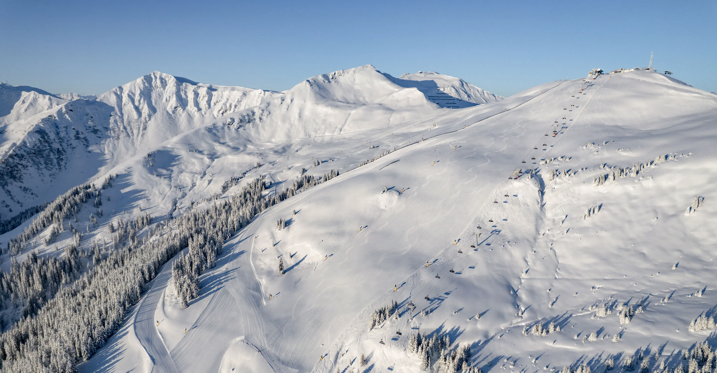 Schneebedeckte Berge unter klarem blauen Himmel