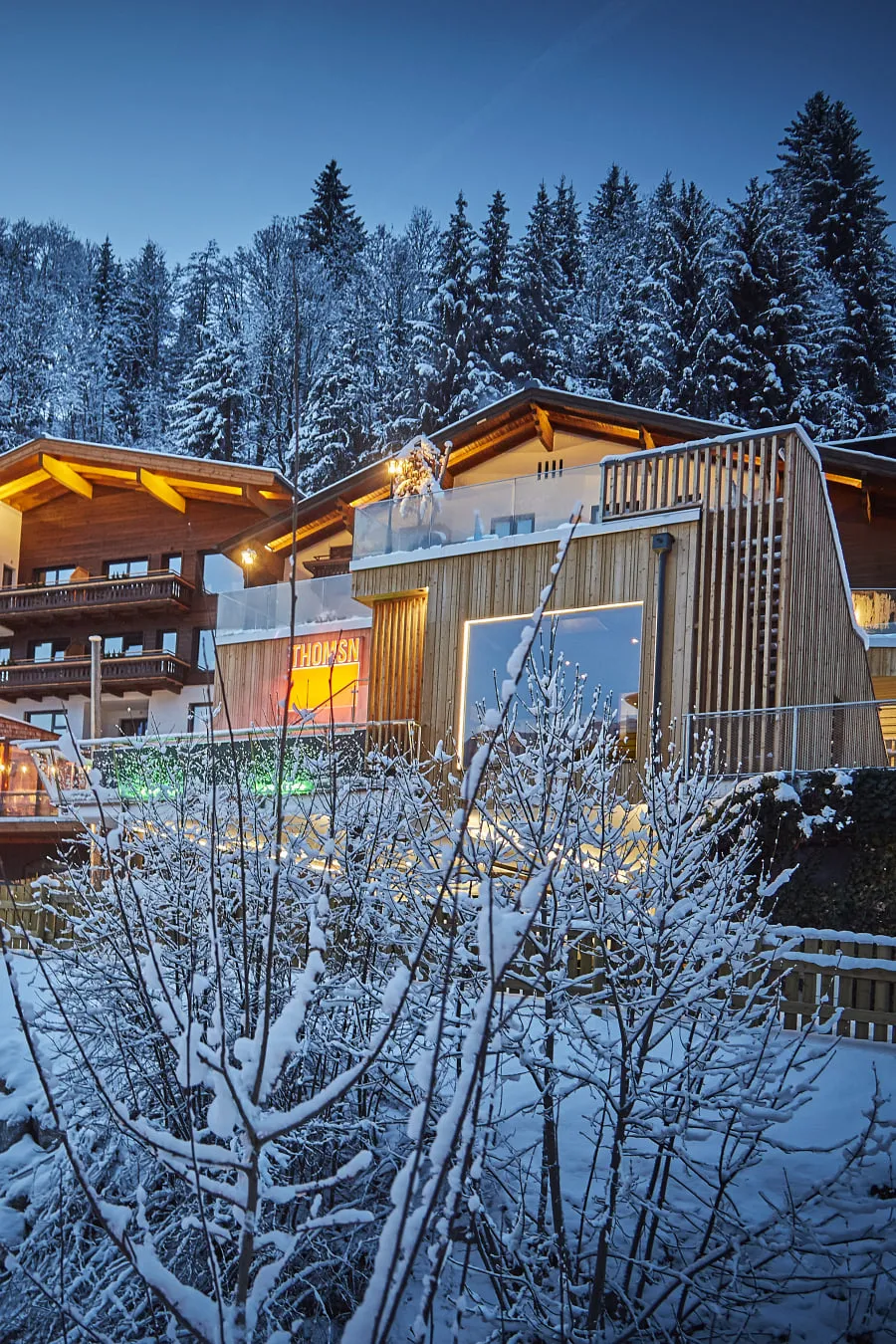 Winterhotel mit Restaurant, umgeben von schneebedeckten Bäumen