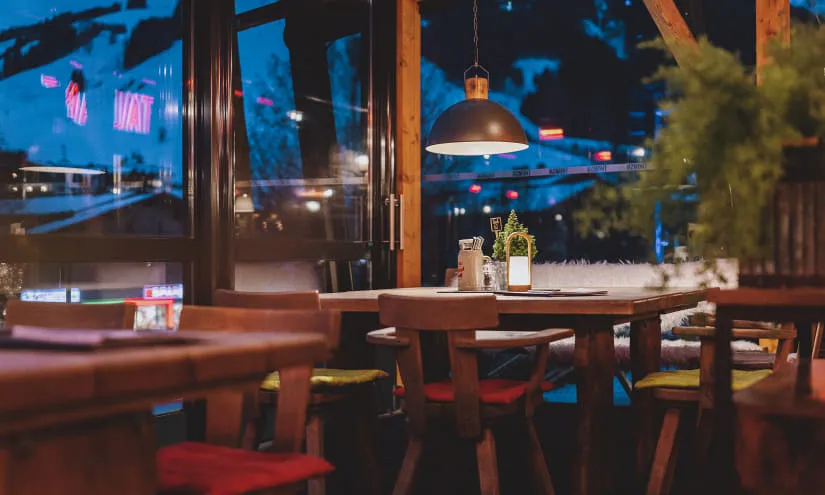 Gemütlicher Restaurantbereich mit holzigen Tischen und Pflanzen