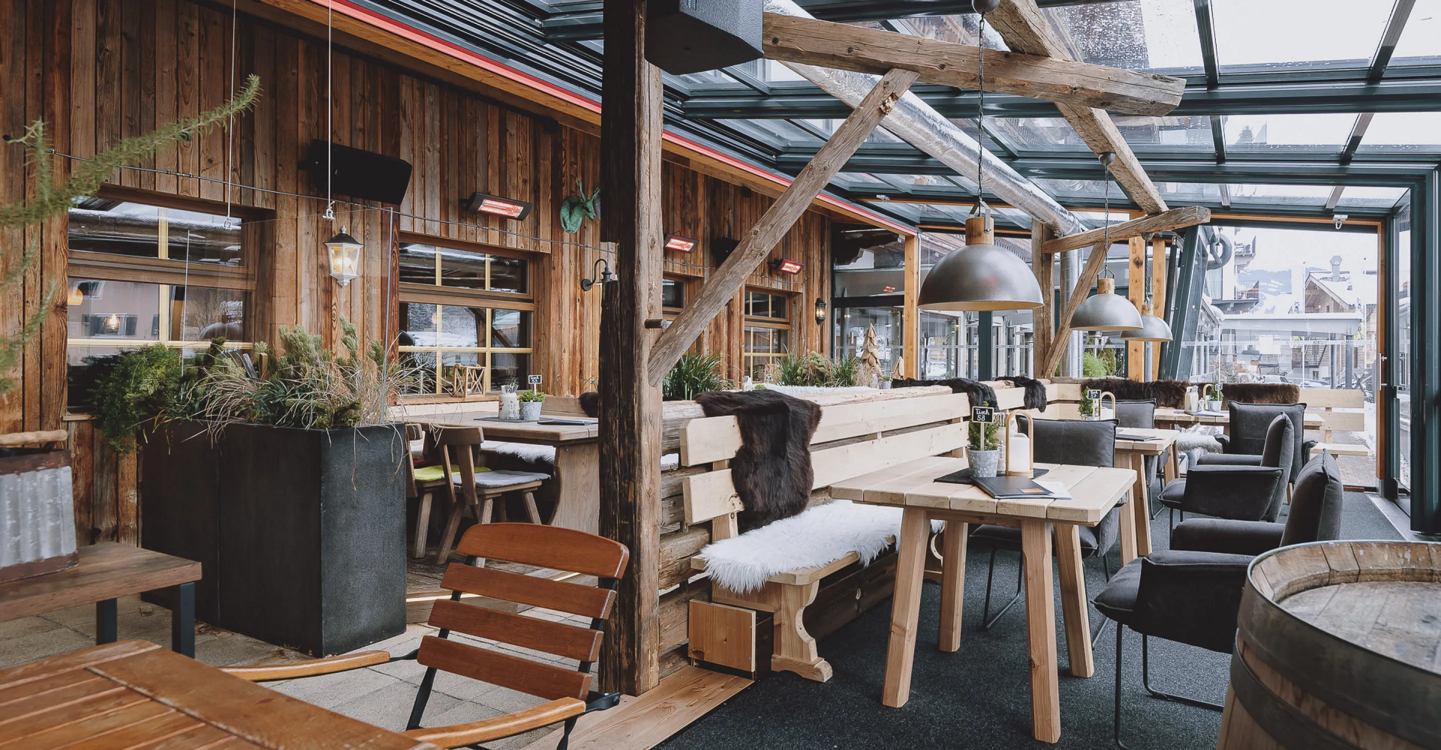 Gemütliches Restaurant mit holzverkleidetem Interieur und modernen Möbeln.