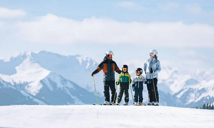 Familie beim Skifahren in Saalbach Hinterglemm Leogang Fieberbrunn, Alpenlandschaft