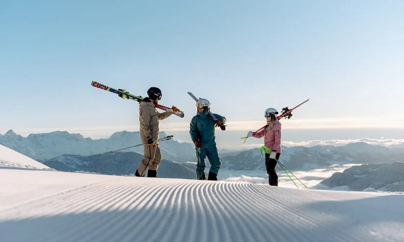 Drei Skifahrer auf einem Skihang in Saalbach-Hinterglemm, Leogang und Fieberbrunn