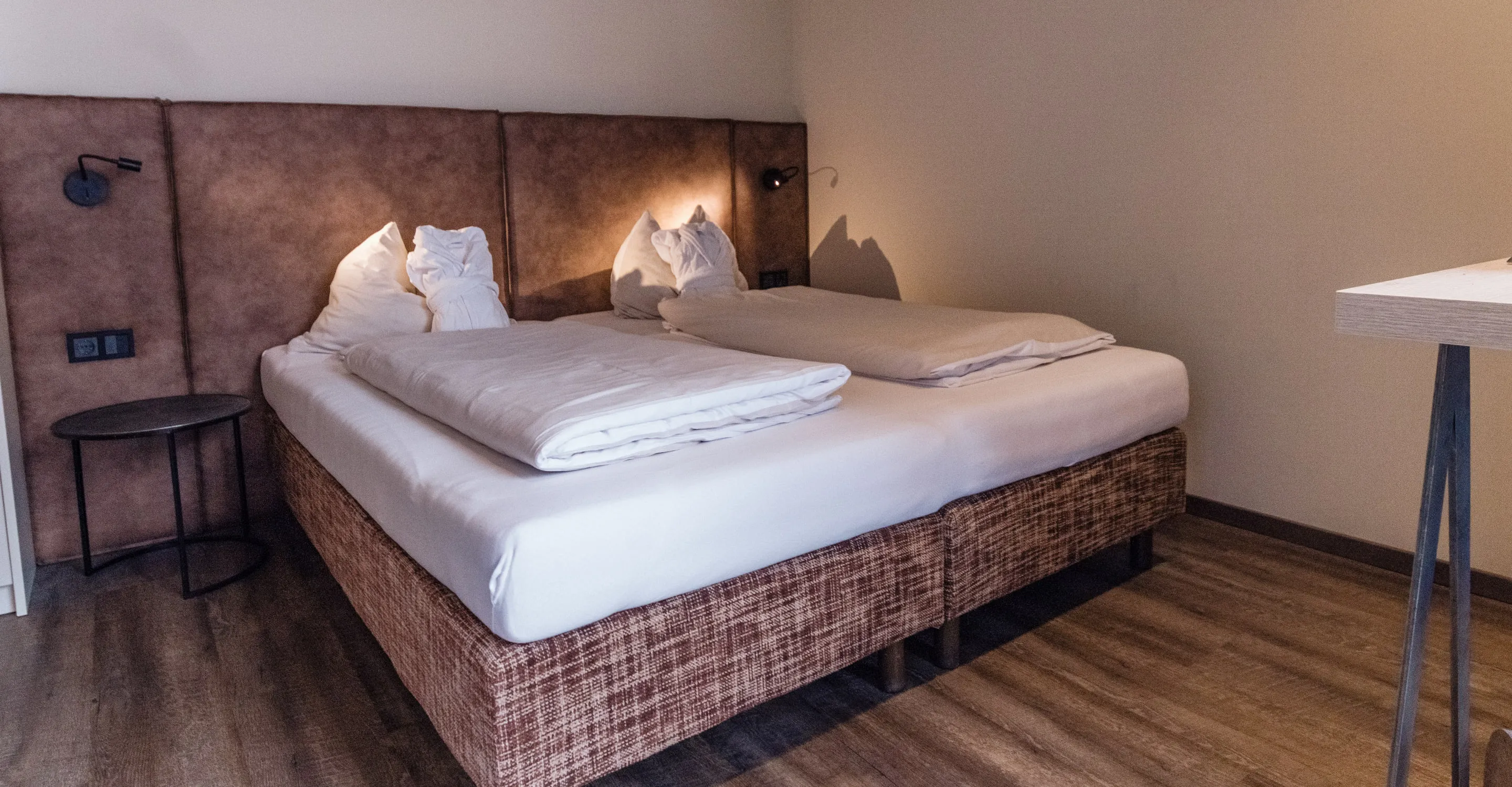 Moderne Schlafzimmer mit Bett und Nachttisch