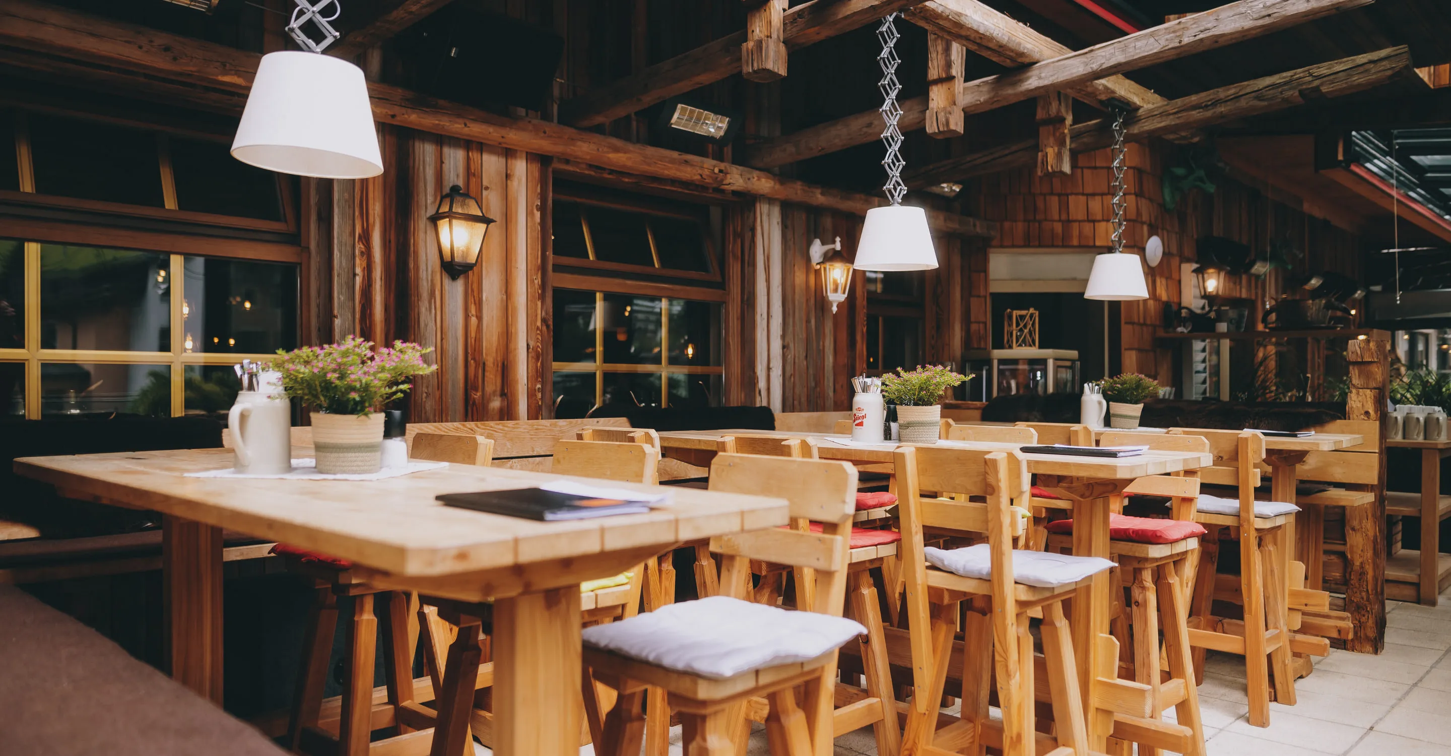 Holzinterieur eines gemütlichen Restaurants mit Tischen und Stühlen