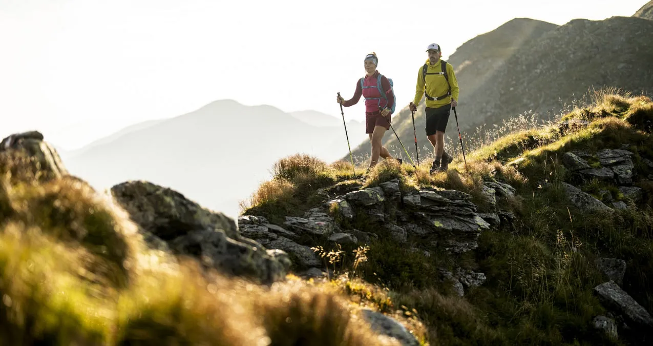 Wanderer in Saalbach Hinterglemm auf einem Pfad
