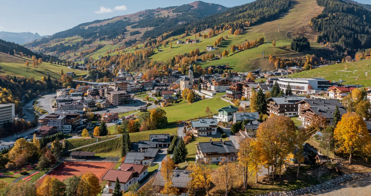 Blick auf Saalbach Hinterglemm im Herbst mit bunten Bäumen