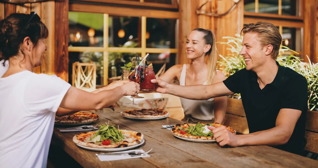 Drei Personen in einem Restaurant in Thomsn-Hinterglemm