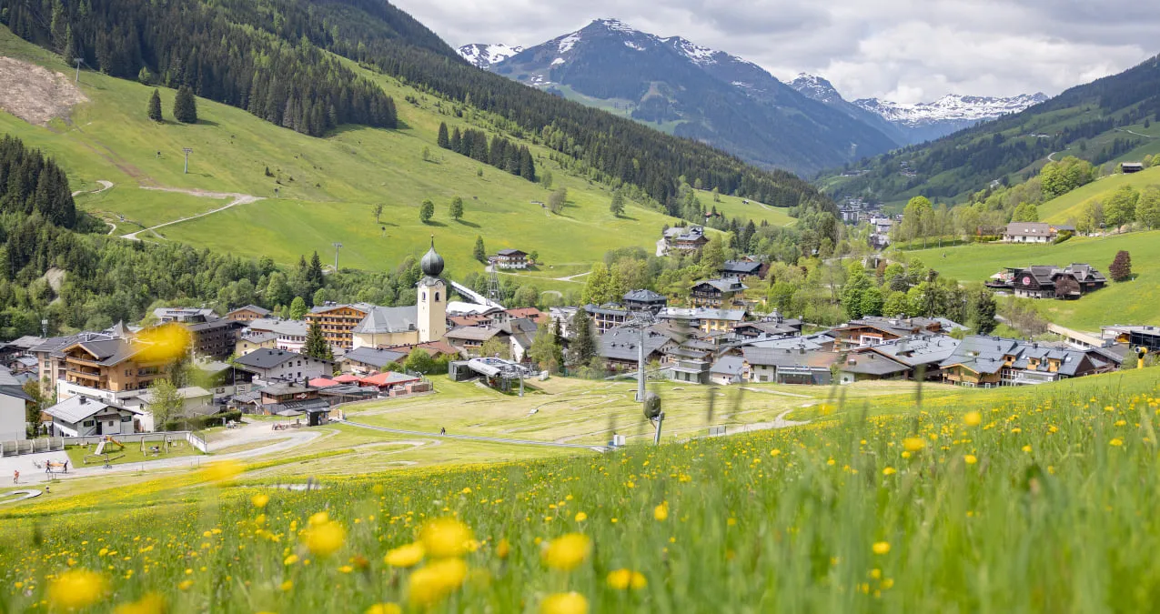 Blick auf das Dorf Saalbach in einer grünen Landschaft