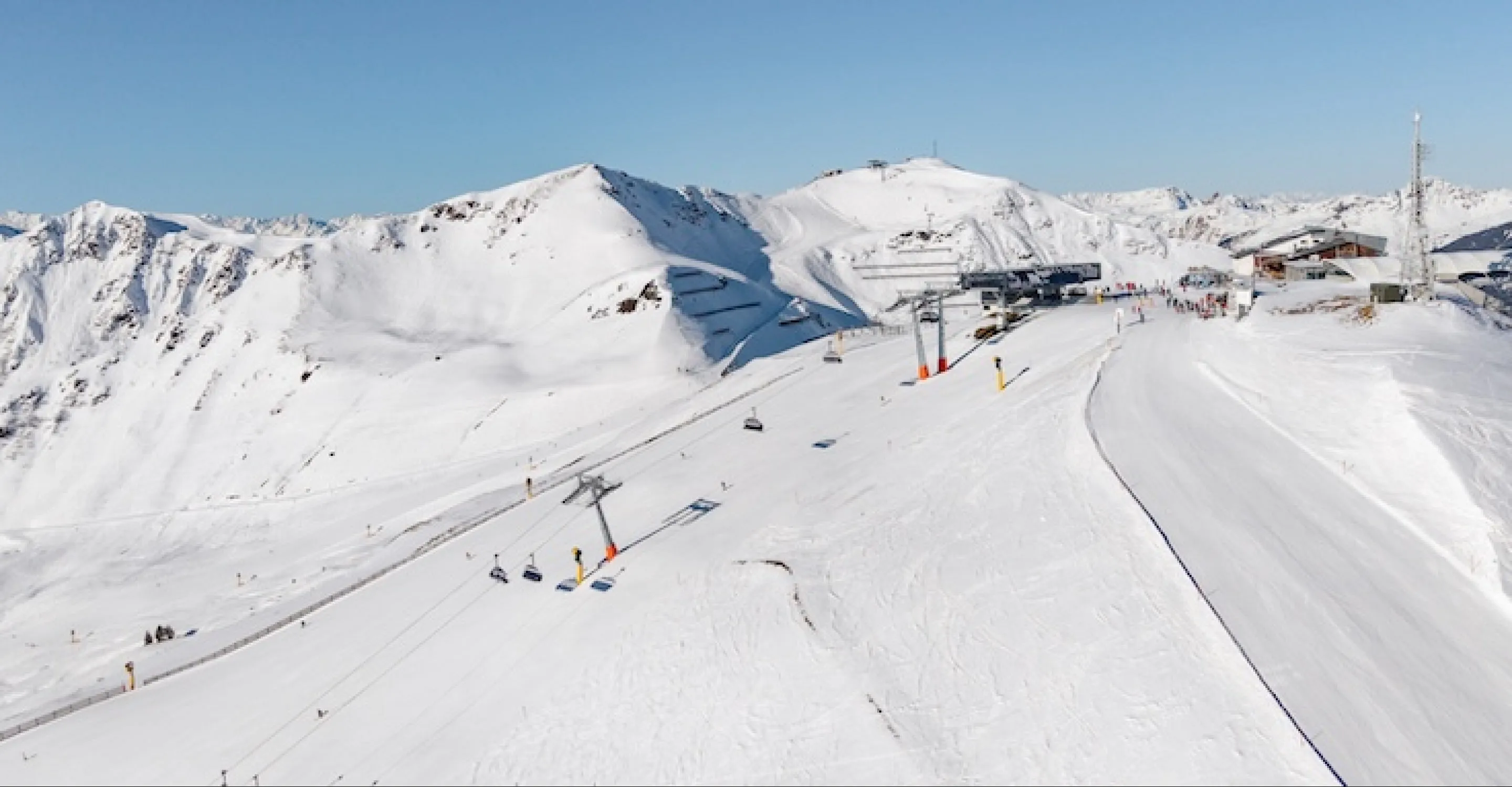 Schneebedeckte Berglandschaft mit Skiliften und Pisten