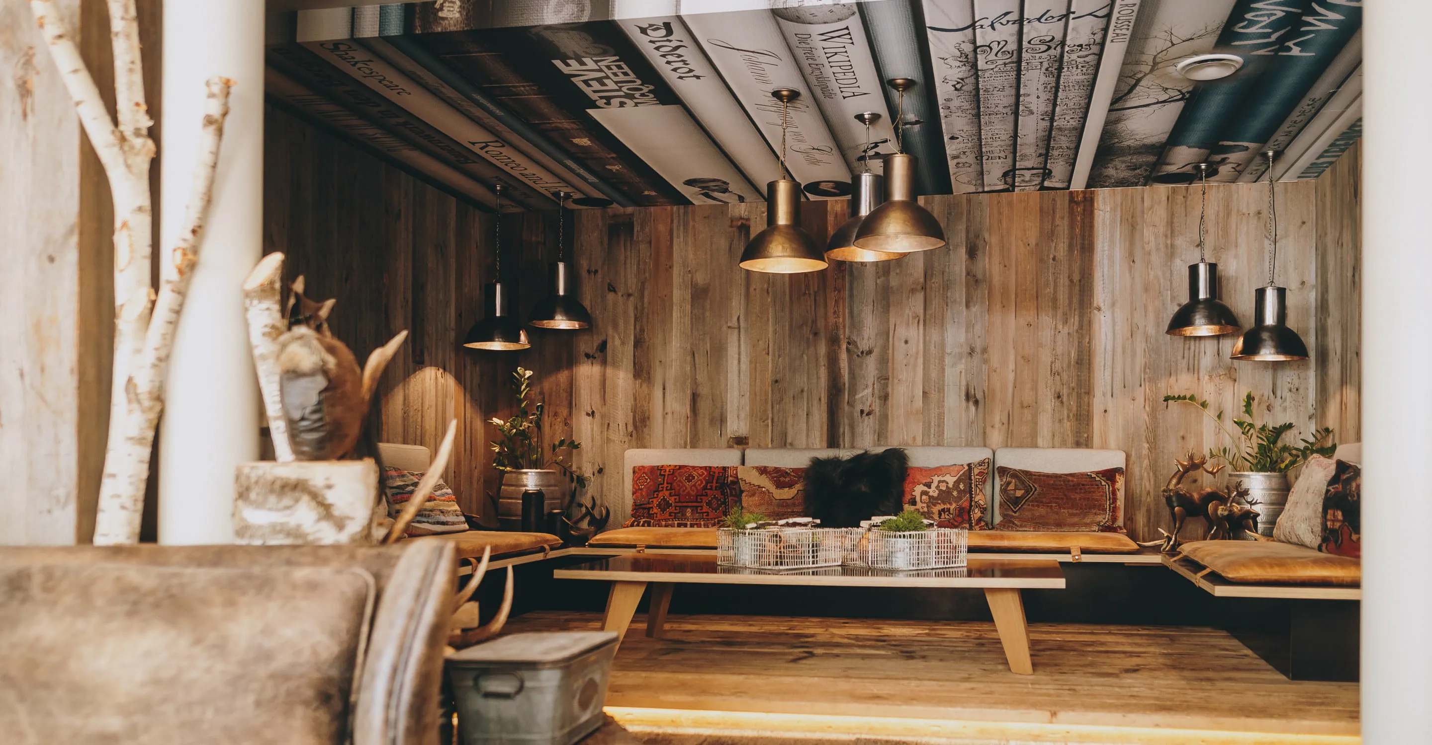 gemütliches Interieur mit Holzdekoration und moderner Beleuchtung