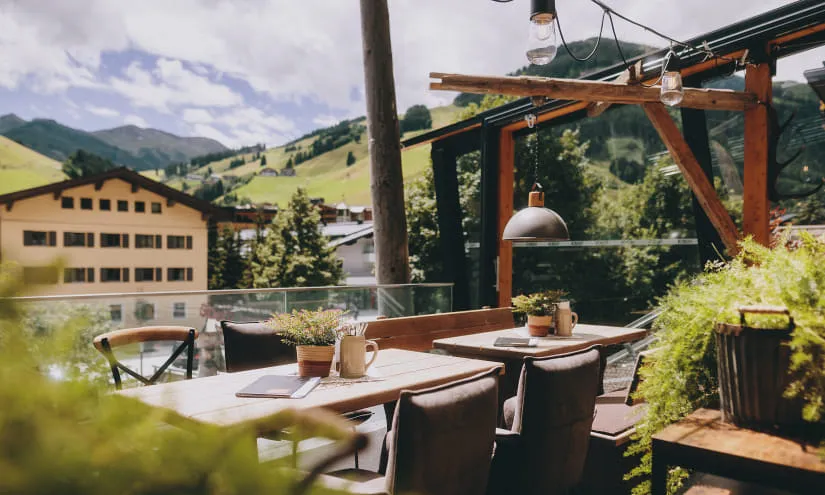 Terrasse eines Restaurants mit Blick auf die Berge