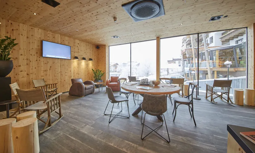 Modernes Café mit Holzdekor und großen Fenstern